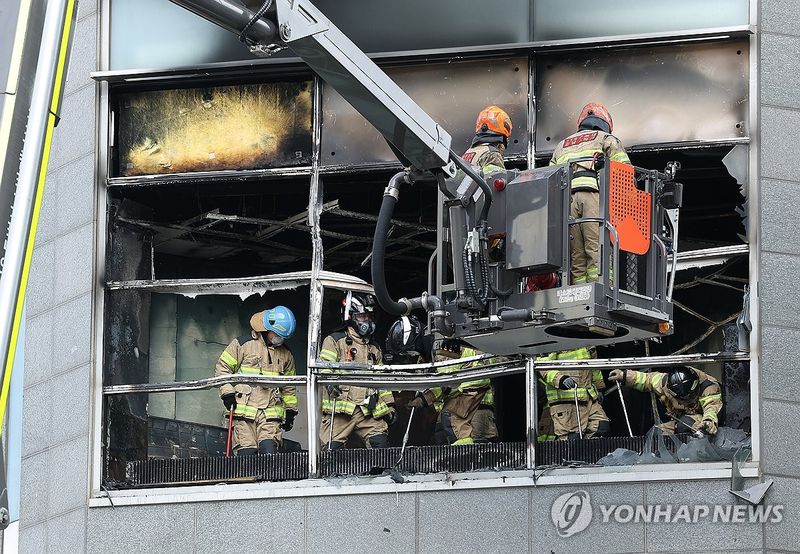 역삼동 빌딩 화재 현장 안전 확보 작업 (출처=연합뉴스)