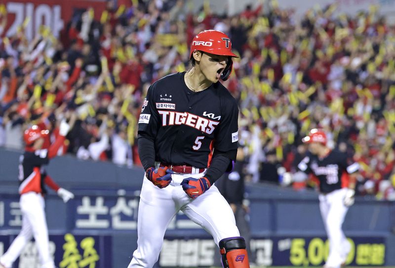 20일 서울 잠실야구장에서 열린 KBO 프로야구 포스트시즌 준플레이오프 3차전 KIA 타이거즈와 LG 트윈스의 경기. 2회초 1사 만루 상황에서 KIA 김도영이 만루 홈런을 친 뒤 환호하고 있다. 연합뉴스