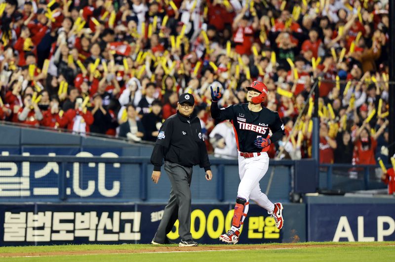 20일 오후 서울 송파구 잠실야구장에서 열린 프로야구 2026 신한 SOL KBO 포스트시즌 준플레이오프 3차전 KIA 타이거즈와 LG 트윈스의 경기, 2회초 1사 만루 상황에서 KIA 김도영이 만루홈런을 친 뒤 홈으로 들어오고 있다. 2026.10.20 ⓒ 뉴스1 이호윤 기자
