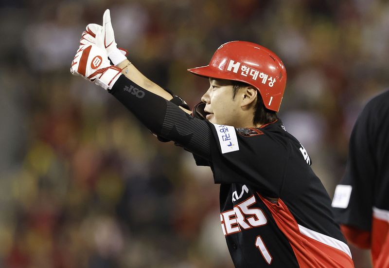 20일 서울 잠실야구장에서 열린 2026 KBO 포스트시즌 준플레이오프 LG 트윈스와 KIA 타이거즈의 3차전 경기, 2회초 1사 만루 상황 KIA 박정우가 1타점 적시타를 친 뒤 기뻐하고 있다. 뉴시스