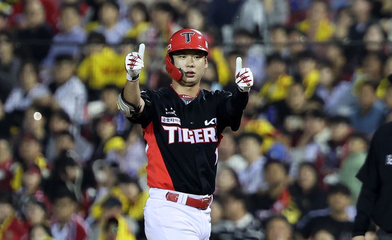 20일 오후 서울 잠실야구장에서 열린 프로야구 2026 신한 SOL KBO 포스트시즌 준플레이오프 3차전 KIA 타이거즈와 LG 트윈스의 경기 5회초 2사 1,2루 KIA 박정우가 1타점 적시타를 친 뒤 세리머니를 하고 있다. 뉴스1