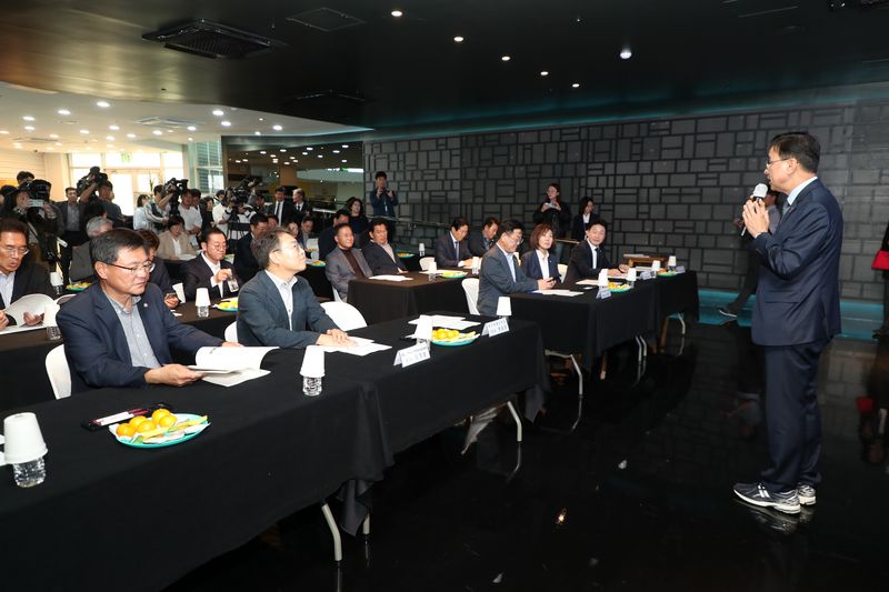 20일 제주시 구좌읍 에너지누리마당에서 국회 기후에너지환경노동위원회 현장방문단과 위성곤 제주도지사가 에너지전환 현안을 논의하고 있다. 제주도는 추자 해상풍력의 국가 전력망 연계와 ESS 망 이용료 면제 등 4개 제도개선 과제를 국회에 건의했다. 사진=제주특별자치도