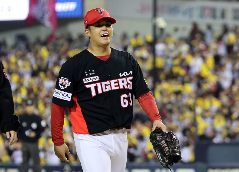 20일 오후 서울 잠실야구장에서 열린 프로야구 2026 신한 SOL KBO 포스트시즌 준플레이오프 3차전 KIA 타이거즈와 LG 트윈스의 경기 6회말 무사 2,3루 상황 KIA 선발투수 시라카와가 교체되고 있다. 뉴스1