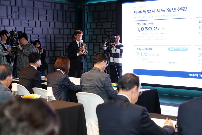 20일 제주시 구좌읍 에너지누리마당에서 이창흠 제주특별자치도 기후경제부지사가 국회 기후에너지환경노동위원회 방문단에 제주지역 재생에너지와 주요 경제·산업 현황을 설명하고 있다. 제주도의 재생에너지 설비 비중은 올해 8월 기준 55.9%로, 전력망 연계와 안정적인 전력 공급이 주요 정책 과제로 제시됐다. 사진=제주특별자치도