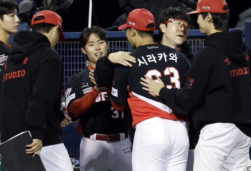 20일 서울 잠실야구장에서 열린 2026 KBO 포스트시즌 준플레이오프 LG 트윈스와 KIA 타이거즈의 3차전 경기, 6회 교체되는 KIA 시라카와가 양현종과 포옹하고 있다. 뉴시스