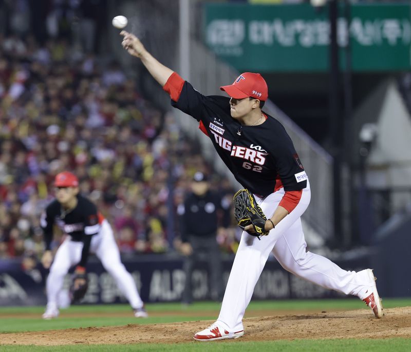 20일 서울 잠실야구장에서 열린 KBO 프로야구 포스트시즌 준플레이오프 3차전 KIA 타이거즈와 LG 트윈스의 경기. 6회말 KIA 투수 정해영이 역투하고 있다. 연합뉴스