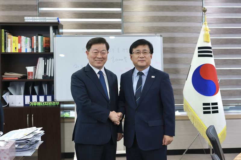 박승원 광명시장(왼쪽)이 20일 서울 서초구 한강홍수통제소에서 김성환 기후에너지환경부 장관을 만나 악수하고 있다. 광명시 제공