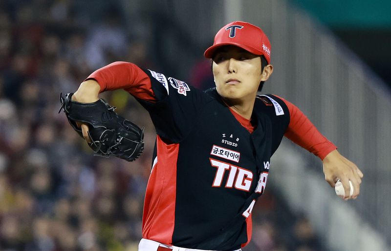 20일 오후 서울 송파구 잠실야구장에서 열린 프로야구 2026 신한 SOL KBO 포스트시즌 준플레이오프 3차전 KIA 타이거즈와 LG 트윈스의 경기, KIA 이의리가 역투하고 있다. 뉴스1