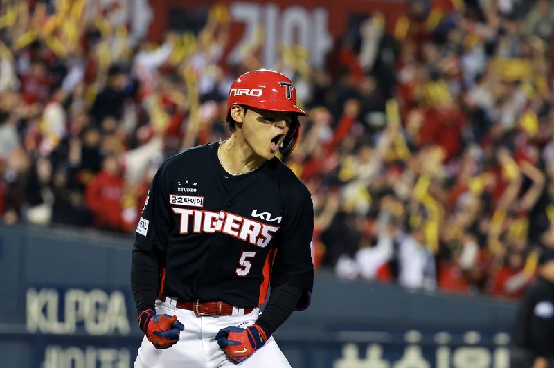 20일 오후 서울 송파구 잠실야구장에서 열린 프로야구 2026 신한 SOL KBO 포스트시즌 준플레이오프 3차전 KIA 타이거즈와 LG 트윈스의 경기, 2회초 1사 만루 상황에서 KIA 김도영이 만루홈런을 친 뒤 홈으로 들어오고 있다.뉴스1