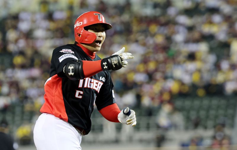 20일 오후 서울 잠실야구장에서 열린 프로야구 2026 신한 SOL KBO 포스트시즌 준플레이오프 3차전 KIA 타이거즈와 LG 트윈스의 경기, 2회초 나성범이 솔로 홈런을 친 뒤 홈으로 향하고 있다. 뉴스1