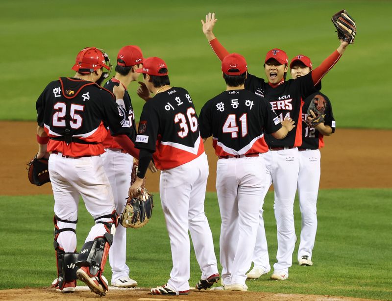 20일 서울 잠실야구장에서 열린 2026 KBO 포스트시즌 준플레이오프 LG 트윈스 vs KIA 타이거즈의 3차전 경기, 13-1 승리를 거두고 플레이오프에 진출한 KIA 선수들이 자축하고 있다. 뉴시스
