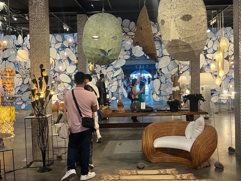 지난 15일 필리핀 마닐라 파사이시 세계무역센터에서 열린 국제 라이프스타일 전시회 '마닐라 페임(Manila FAME)'에서 해외 바이어들이 현지 가구 제품을 꼼꼼히 살펴보고 있다. 사진=김준석 특파원