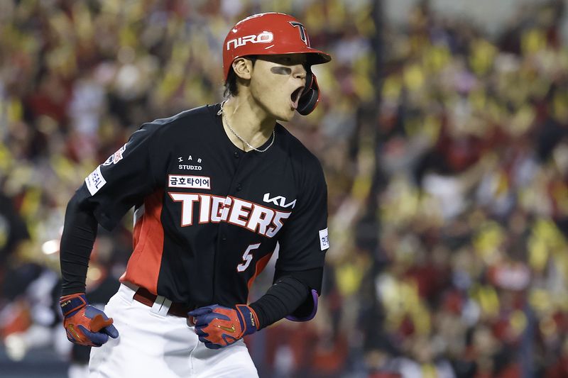 20일 서울 잠실야구장에서 열린 2026 KBO 포스트시즌 준플레이오프 LG 트윈스와 KIA 타이거즈의 3차전 경기, 2회초 1사 만루 상황 KIA 김도영이 만루 홈런을 친 뒤 기뻐하고 있다. 뉴시스