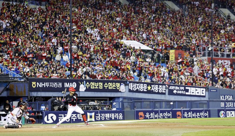 20일 서울 잠실야구장에서 열린 2026 KBO 포스트시즌 준플레이오프 LG 트윈스와 KIA 타이거즈의 3차전 경기, 6회초 선두 타자 KIA 김도영이 타격하고 있다. 뉴시스