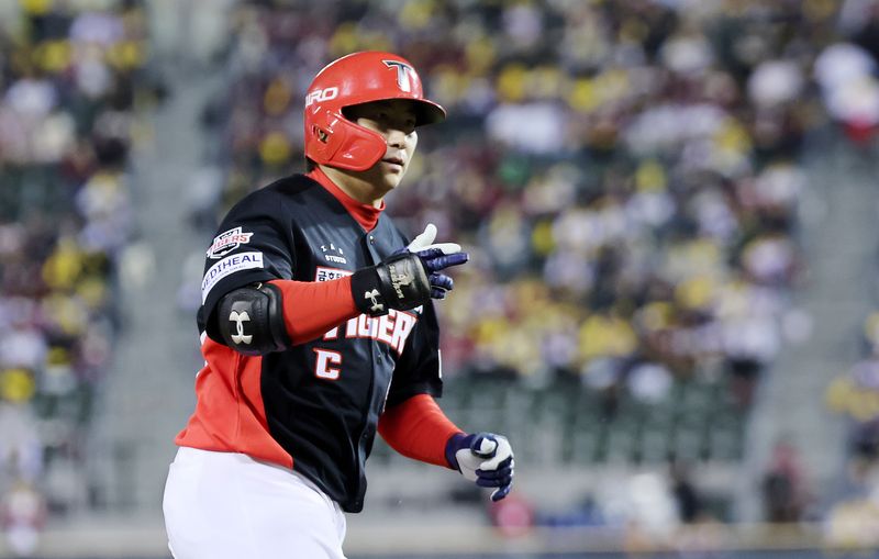 20일 오후 서울 잠실야구장에서 열린 프로야구 2026 신한 SOL KBO 포스트시즌 준플레이오프 3차전 KIA 타이거즈와 LG 트윈스의 경기에서 6회초 2사 상황 KIA 나성범이 솔로홈런을 친 뒤 홈으로 향하고 있다. 2026.10.20 ⓒ 뉴스1 박지혜 기자