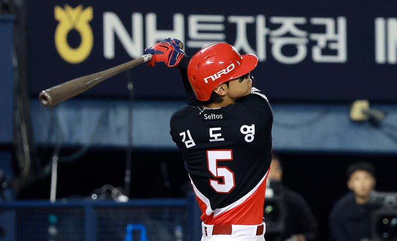 20일 오후 서울 송파구 잠실야구장에서 열린 프로야구 2026 신한 SOL KBO 포스트시즌 준플레이오프 3차전 KIA 타이거즈와 LG 트윈스의 경기, 2회초 1사 만루 상황에서 KIA 김도영이 만루홈런을 치고 있다. 2026.10.20 ⓒ 뉴스1 이호윤 기자