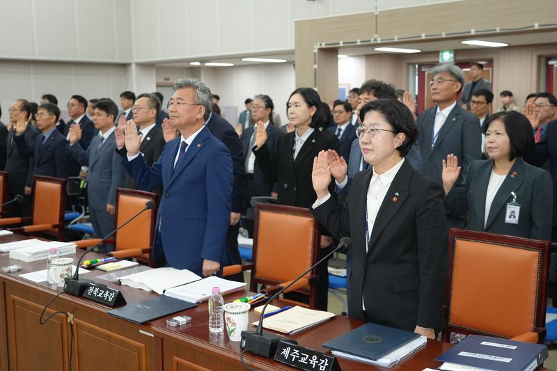20일 국회 교육위원회 국정감사에서 고의숙 제주도교육감과 다른 시·도교육청 관계자들이 증인 선서를 하고 있다. 이번 감사에서는 지방교육재정교부금 개편과 교육 현장의 재정 운영 책임성 등이 논의됐다. 사진=제주특별자치도교육청
