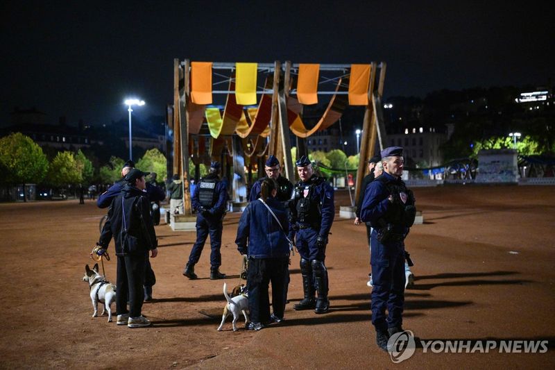 19일 통금이 내려진 리옹에서 순찰 나선 경찰관 (출처=연합뉴스)