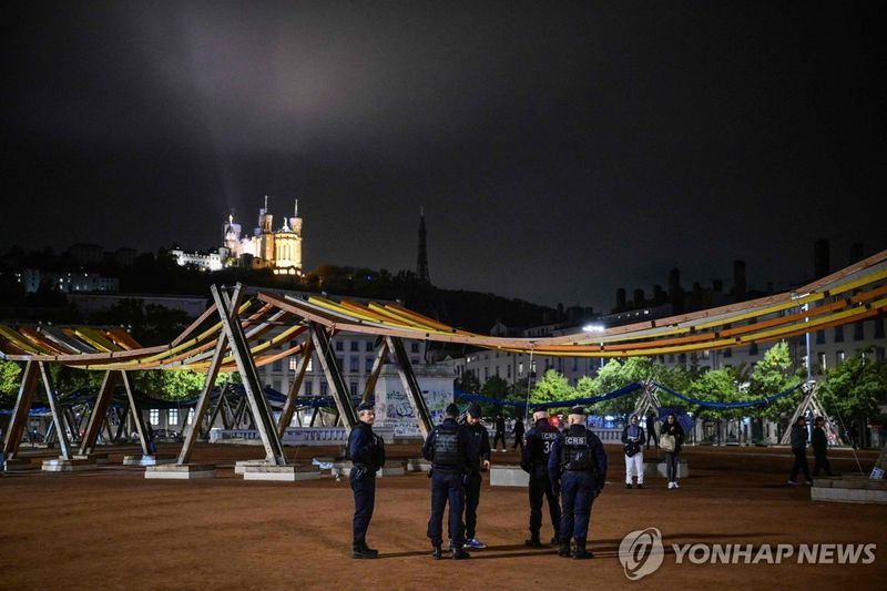 통행금지령이 내려진 19일 밤 파리에서 순찰하는 프랑스 경찰 (출처=연합뉴스)