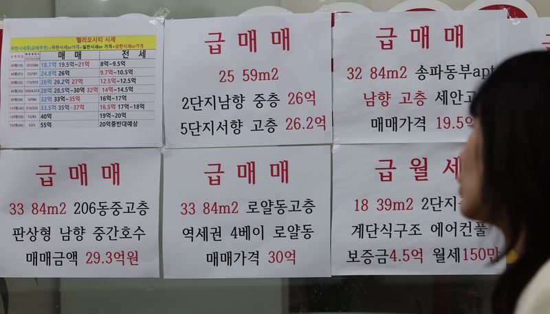 [서울=뉴시스] 권창회 기자 = 정부가 서울 전역과 경기 주요 지역을 토지거래허가구역으로 묶은 '10·15 대책'을 발표한 지 1년이 지난 가운데 서울 아파트 값이 88주 연속 오르며 역대 최장 상승 기록을 다시 갱신했다. 15일 한국부동산원이 발표한 10월 둘째주(12일 기준) 주간 아파트 가격 동향에 따르면 서울 아파트 매매가격은 전주 대비 0.16% 올랐다. 사진은 15일 서울 시내 공인중개사에 붙은 부동산 시세. 2026.10.15. kch0523@newsis.com