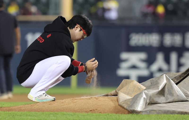 KIA 타이거즈 양현종이 20일 오후 서울 잠실야구장에서 열린 프로야구 2026 신한 SOL KBO 포스트시즌 준플레이오프 3차전 LG 트윈스와의 경기를 마친 뒤 잠실야구장 마운드의 흙을 페트병에 담고 있다. 2026.10.20 ⓒ 뉴스1 박지혜 기자