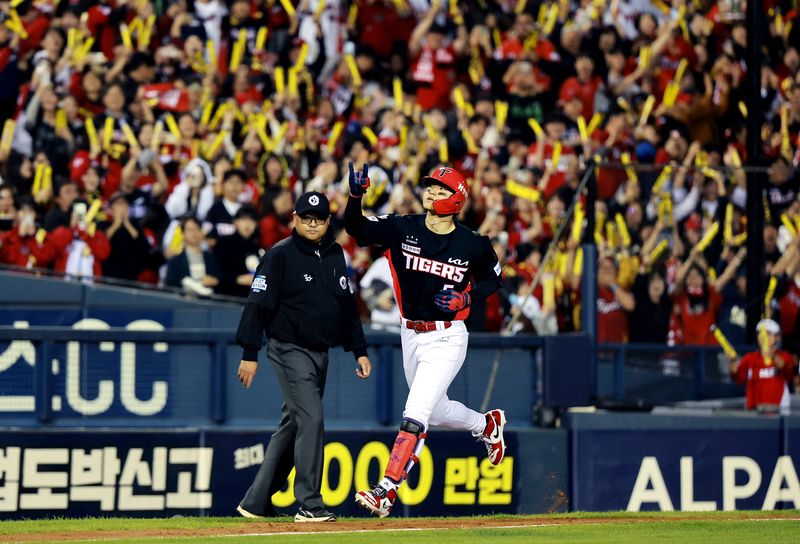 20일 오후 서울 송파구 잠실야구장에서 열린 프로야구 2026 신한 SOL KBO 포스트시즌 준플레이오프 3차전 KIA 타이거즈와 LG 트윈스의 경기, 2회초 1사 만루 상황에서 KIA 김도영이 만루홈런을 친 뒤 홈으로 들어오고 있다. 2026.10.20 ⓒ 뉴스1 이호윤 기자