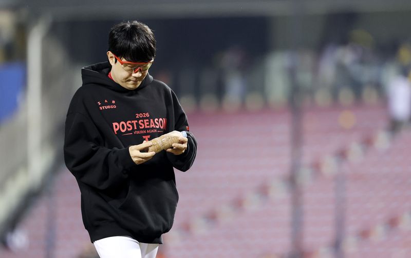 KIA 타이거즈 양현종이 20일 오후 서울 잠실야구장에서 열린 프로야구 2026 신한 SOL KBO 포스트시즌 준플레이오프 3차전 LG 트윈스와의 경기를 마친 뒤 잠실야구장 마운드의 흙을 페트병에 담아 이동하고 있다. 2026.10.20 ⓒ 뉴스1 박지혜 기자
