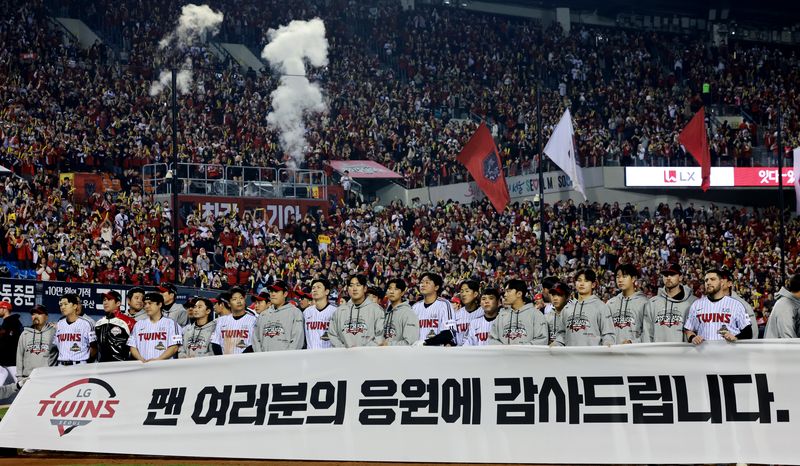 20일 오후 서울 송파구 잠실야구장에서 열린 프로야구 2026 신한 SOL KBO 포스트시즌 준플레이오프 3차전 KIA 타이거즈와 LG 트윈스의 경기 13대1로 패배한 LG 선수들이 아쉬운 표정을 보이고 있다. 2026.10.20 ⓒ 뉴스1 이호윤 기자