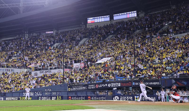 20일 오후 서울 잠실야구장에서 열린 프로야구 2026 신한 SOL KBO 포스트시즌 준플레이오프 3차전 KIA 타이거즈와 LG 트윈스의 경기에서 LG 팬들이 열띤 응원을 펼치고 있다. 2026.10.20 ⓒ 뉴스1 박지혜 기자