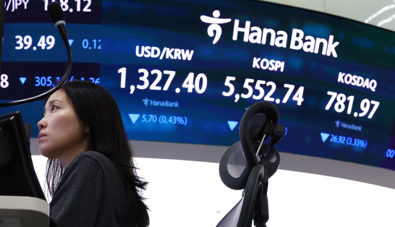 [서울=뉴시스] 전신 기자 = 코스피가 215.27포인트(3.73%) 하락한 5552.74로 마감한 20일 서울 중구 하나은행 본점 딜링룸 전광판에 코스피 등이 표시돼 있다. 2026.10.20. photo1006@newsis.com
