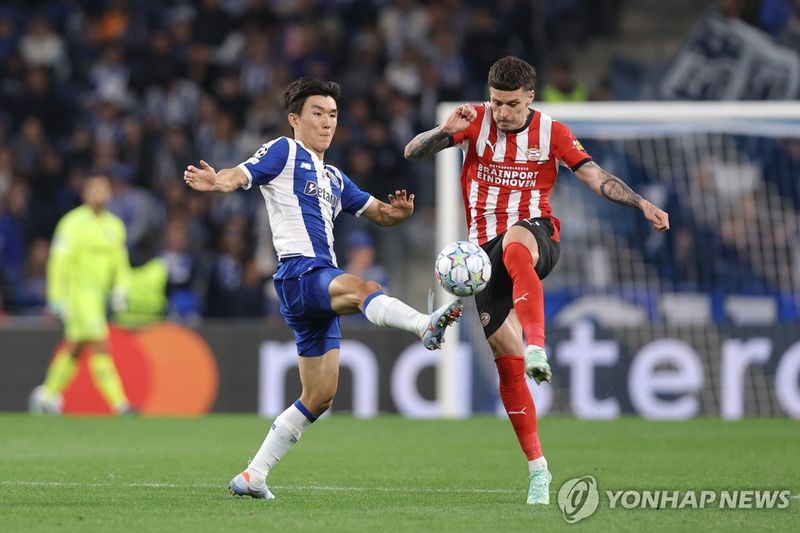 볼을 다투는 황인범 (출처=연합뉴스)