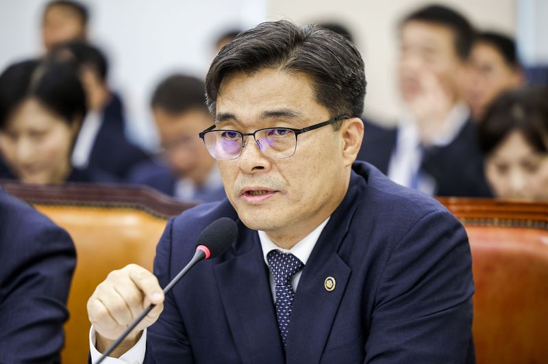 [서울=뉴시스] 정병혁 기자 = 최용철 소방청장이 지난 7일 서울 여의도 국회에서 열린 행정안전위원회의 중앙선관위 등에 대한 국정감사에서 질문에 답하고 있다. 2026.10.07. jhope@newsis.com