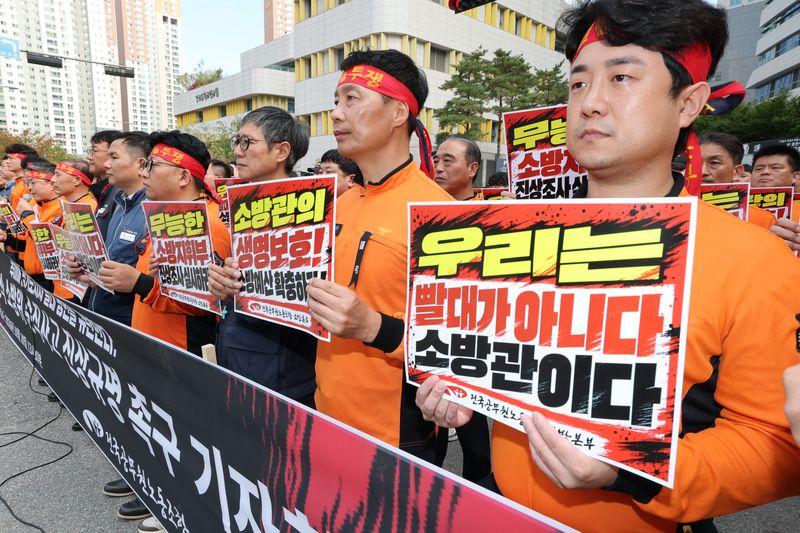 [수원=뉴시스] 김종택 기자 = 전국공무원노동조합 소방본부가 20일 경기 수원시 영통구 경기도청 앞에서 고(故) 김진석 소방위 진상규명 촉구 기자회견을 하고 있다. 2026.10.20. jtk@newsis.com