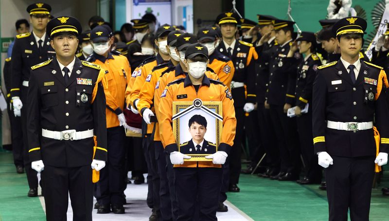 [부천=뉴시스] 전진환 기자 = 부천 공장 화재 진압 과정에서 순직한 김진석 소방위의 영결식이 엄수된 19일 경기도 부천시 원미구 부천체육관으로 고인의 영정이 들어오고 있다. (공동취재) 2026.10.19. photo@newsis.com