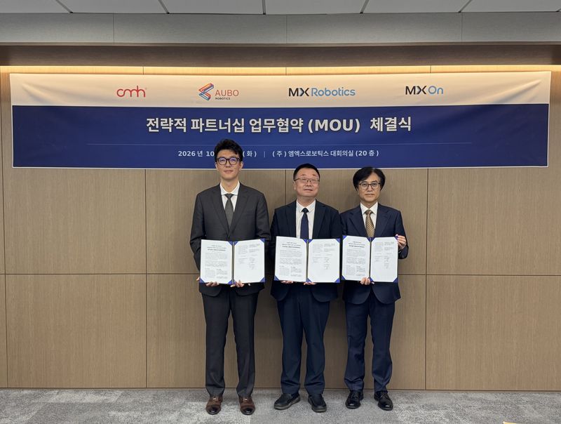왼쪽부터 MX Robotics 강동준 대표이사, OMH & AUBO Robotics 동사장 한영광, MX On 강원희 대표이사. MX그룹 제공.