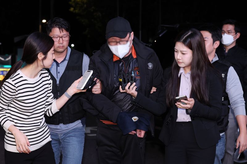 역삼동 빌딩 두 곳에 잇따라 불을 지른 혐의를 받는 70대 남성 A씨가 지난 20일 오후 서울 강남구 수서경찰서로 압송되고 있다. 뉴스1
