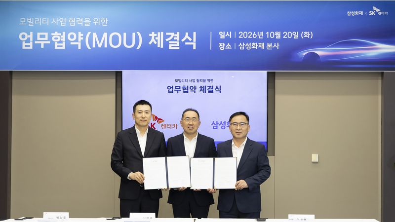박상욱 SK렌터카 대표이사(왼쪽부터), 신정호 SK렌터카 대표이사, 이상동 삼성화재 자동차보험부문 부사장이 지난 20일 서울 서초구 삼성화재 본사에서 미래 모빌리티 사업 협력을 위한 업무협약을 체결한 뒤 기념촬영을 하고 있다. SK렌터카 제공