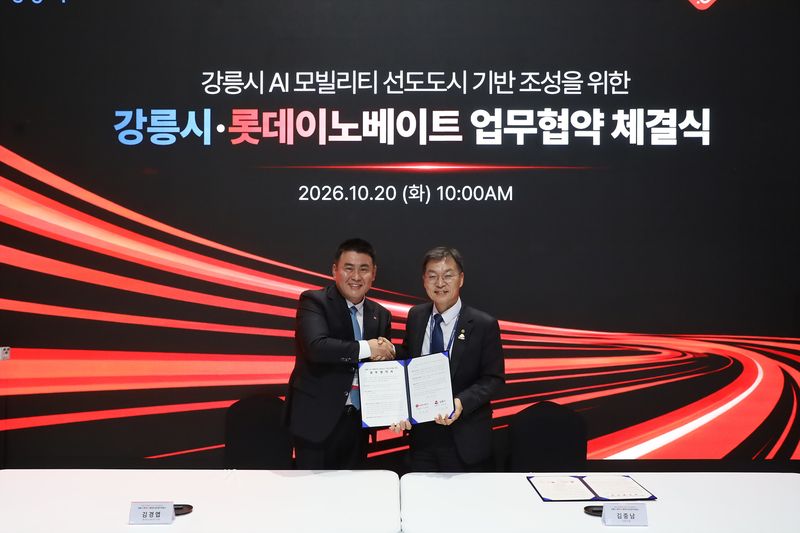 롯데이노베이트와 강릉시가 모빌리티 선도도시 기반 조성을 위한 상호 협력 업무협약(MOU)’을 체결한 후 김경엽 롯데이노베이트 대표이사(왼쪽)와 김중남 강릉시장이 기념촬영하고 있다. 롯데이노베이트 제공
