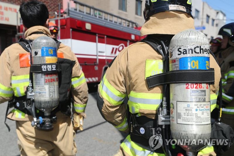 훈련 나서는 소방관들 (출처=연합뉴스)