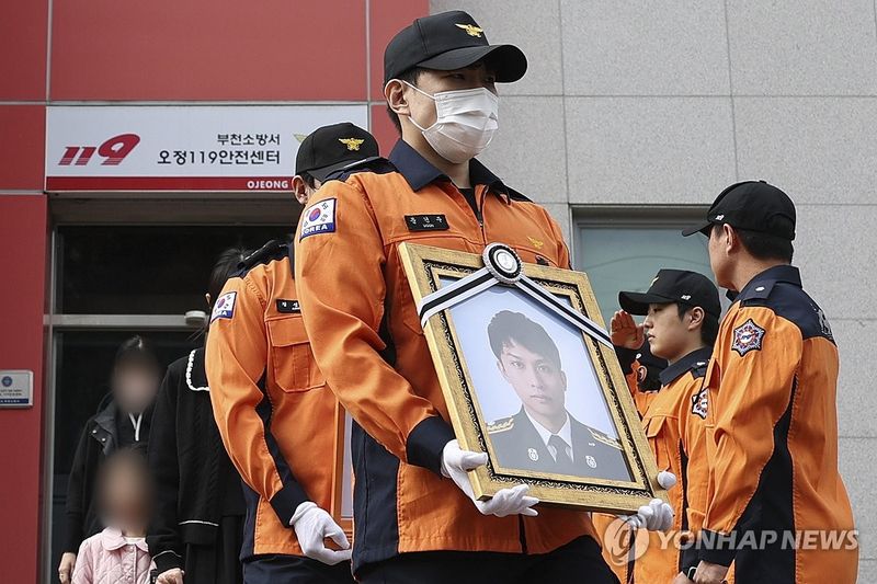 생전 근무지 나서는 고 김진석 소방위 (출처=연합뉴스)