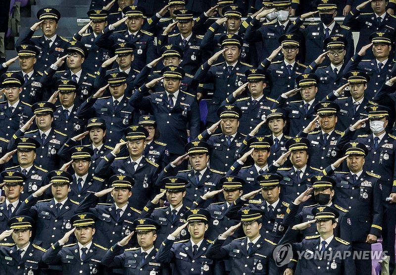 고 김진석 소방위 영결식, 운구행렬에 예를 표하는 소방대원들 (출처=연합뉴스)