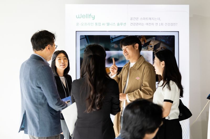 지난 20일 서울 성동구 뉴로메카 사옥에서 열린 삼성물산 바인드 파트너스 데이 '시그널(SIGNAL) 2026' 행사에서 참석자들이 대화를 나누고 있다. 삼성물산 제공
