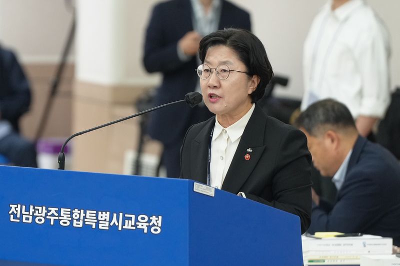 고의숙 제주특별자치도교육감이 지난 20일 국회 교육위원회 국정감사에서 답변하고 있다. 고 교육감은 학생 수가 증가한 제주지역 초등학교 31곳 가운데 23곳이 읍면지역 작은학교라고 설명했다. 사진=제주특별자치도교육청