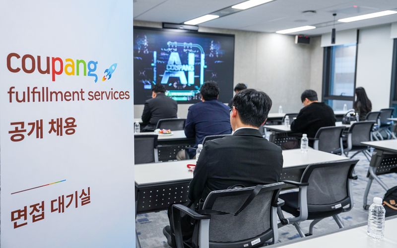지난 20일 서울 송파구 오피스에서 쿠팡풀필먼트서비스(CFS)의 '물류리더 START 1기' 지원자들이 면접을 기다리고 있다. 쿠팡풀필먼트서비스 제공