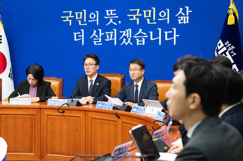 김민석 더불어민주당 대표가 21일 서울 여의도 국회에서 열린 최고위원회의에서 발언하고 있다. 뉴스1