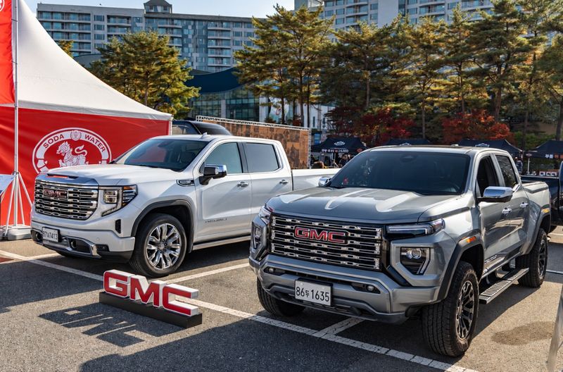 코리아 내셔널 호그 랠리에 전시된 GMC의 시에라(왼쪽)와 캐니언. GMC 제공