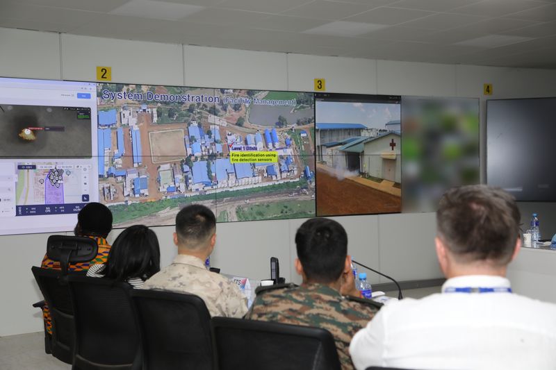 남수단 한빛부대 '스마트캠프 사업 준공식'에 참석한 유엔 관계자들이 사물인터넷(IoT)을 활용해 실시간으로 수집된 부대의 상황을 비디오월로 지켜보고 있다. 육군 제공