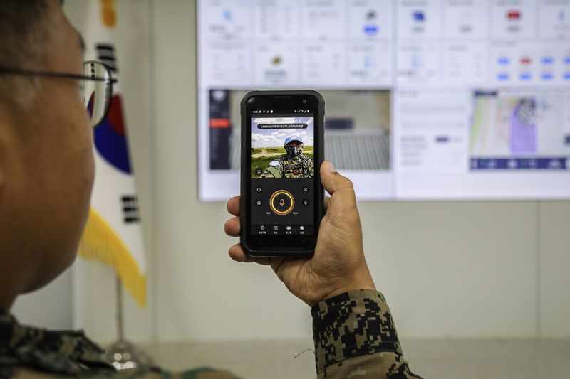20일 열린 한빛부대 스마트캠프 사업 준공식에서 배낭형 통신장비를 활용하여 보르(Bor)와 피보르(Pibor) 지역 간 구성된 무선 네트워크를 통해 영상통화를 시연하고 있다. 육군 제공