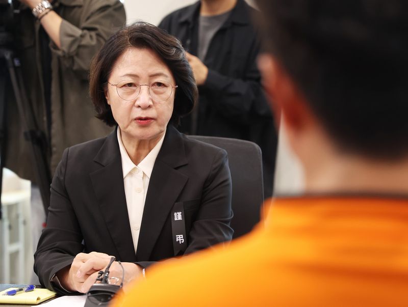 [수원=뉴시스] 김종택 기자 = 추미애 경기지사가 20일 경기 수원시 영통구 경기도청 집무실에서 전국공무원노동조합 소방본부와 간담회를 하고 있다. (공동취재) 2026.10.20. photo@newsis.com