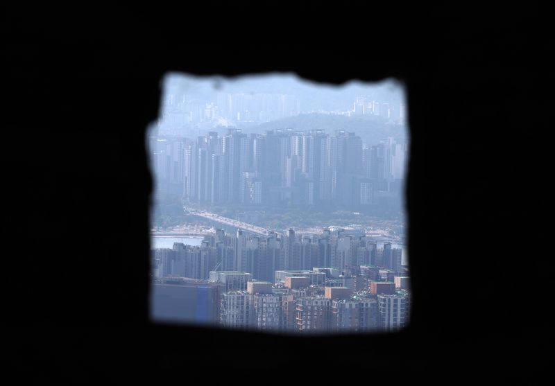 [서울=뉴시스] 조성우 기자 = 서울 전역과 경기도 12개 지역을 묶은 토지거래허가구역 규제가 이달 20일 시행 1년을 맞는 가운데 11일 서울 남산에서 아파트 단지가 내려다보이고 있다.보증금을 끼고 주택을 매수하는, 이른바 갭투자는 줄어드는 추세지만, 한국부동산원에 따르면 이달 5일 기준 서울 아파트값은 87주 연속 상승했다. 서울 아파트 전세가격지수는 토지거래허가제 지정 후 1년간 9.92% 올라 지정 직전 1년 상승률(2.41%)의 약 4.1배를 기록했다. 2026.10.11. xconfind@newsis.com